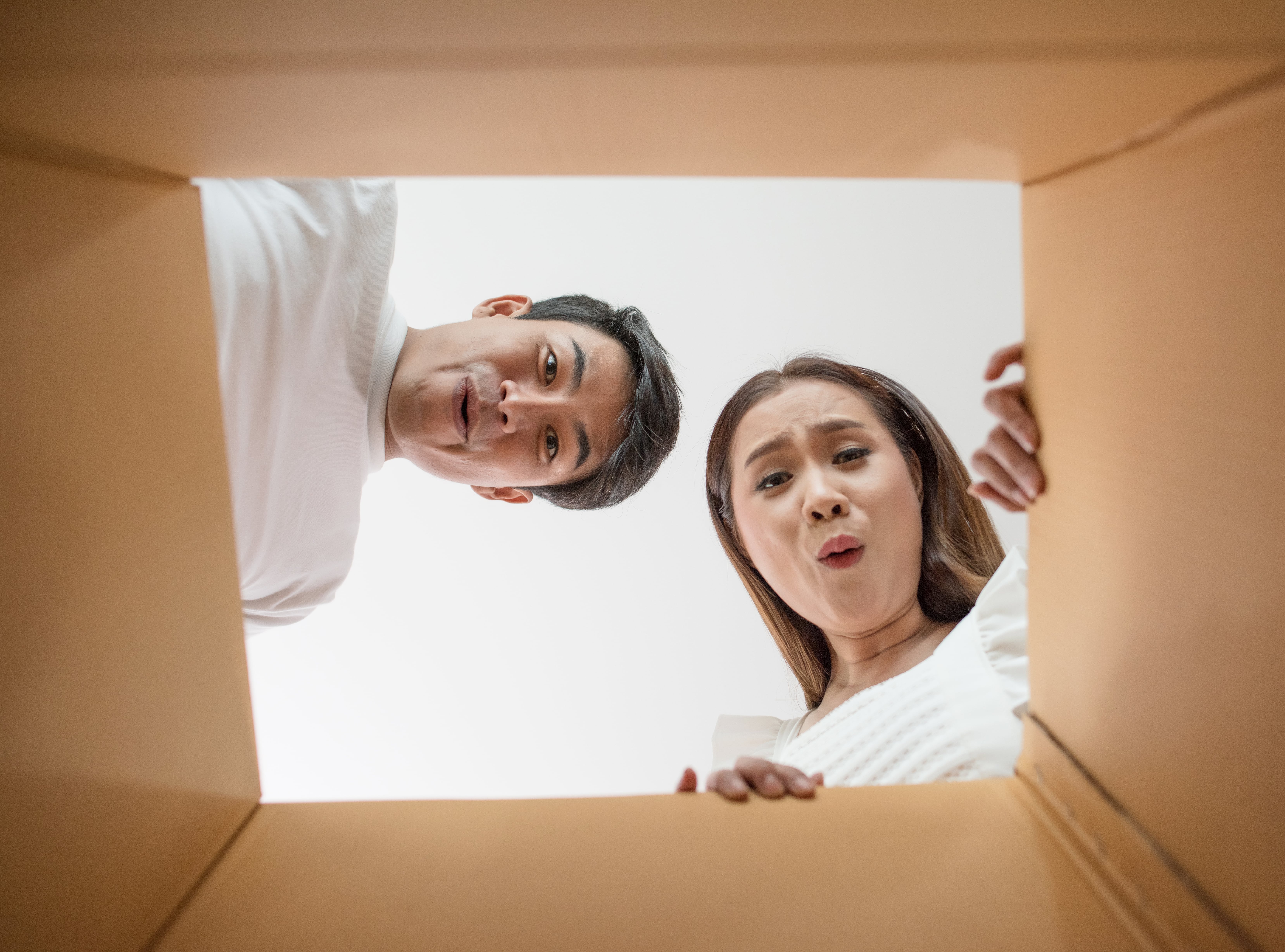 Happy couple opening a box | DRINKS